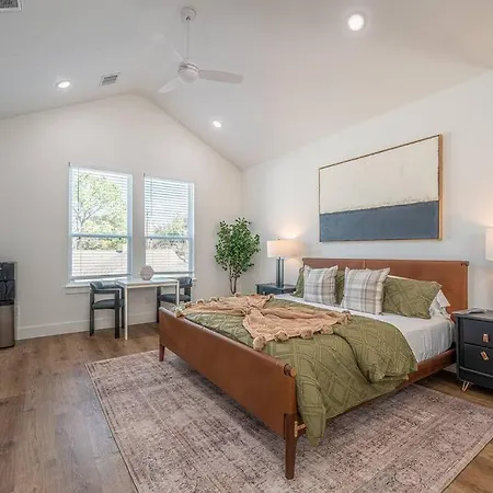 Boho-Mod Studio At East Downtown